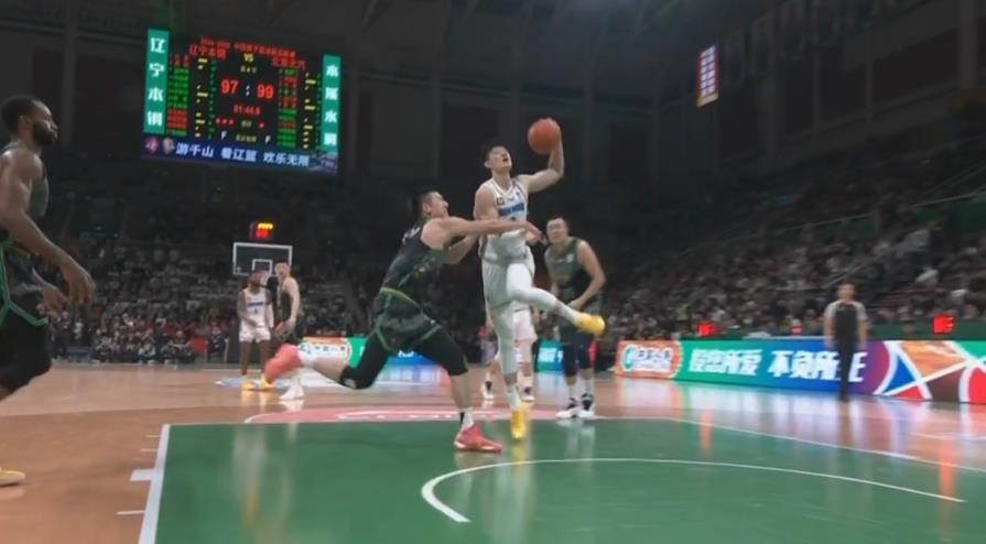 曾凡博起飛欲扣 付豪兇狠犯規將其拽倒 裁判回看后普通犯規